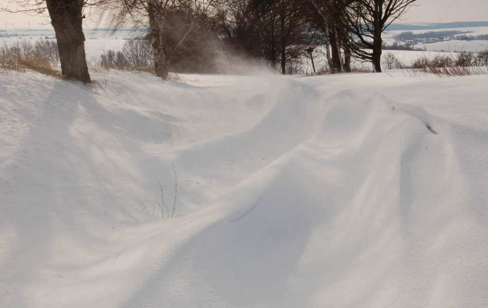 Schneeverwehungen in einem Hohlweg